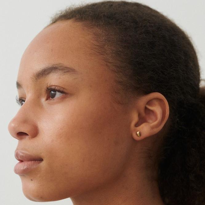 Pernille Corydon Rain forgyldte ørerstikker vist på model, enkelt og elegant design. Model E-302-GP.