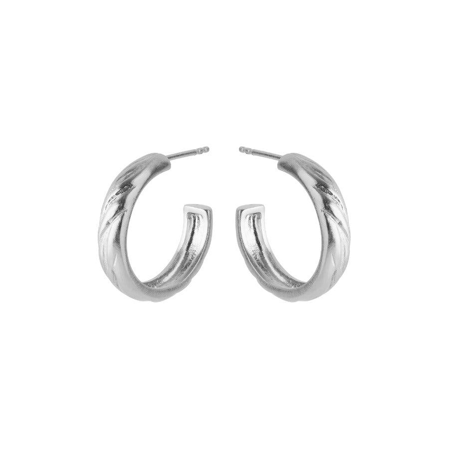 Pernille Corydon River Hoops i sølv, blank overflade og let bølget struktur, Model E-027-S-1