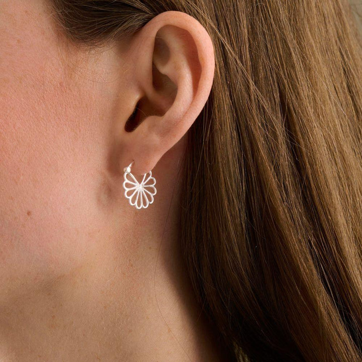 Pernille Corydon Small Bellis Earrings vist i øret, sølvfarvet blomstret ørering, Model E-326-S