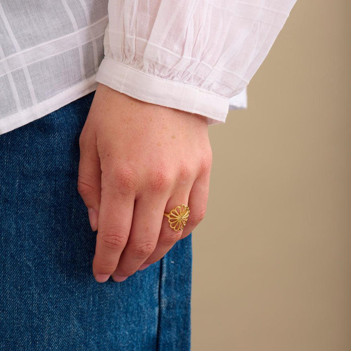 Pernille Corydon Small Bellis Ring i forgyldt sølv bæres på finger, blomstermotiv, Model R-326-GP-002