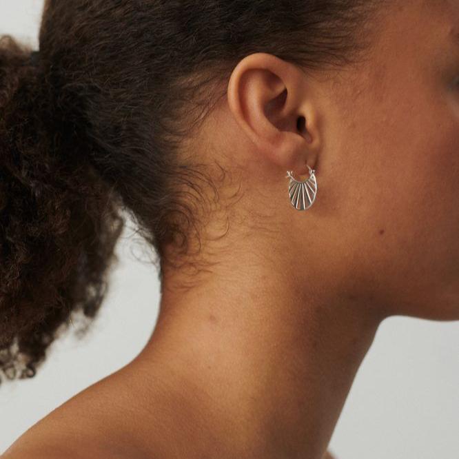 Pernille Corydon Small Misty Light sølv creoler vist på øre i neutralt lys, Model e-613-s-1