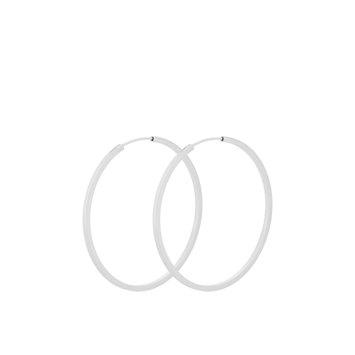 Pernille Corydon Small Orbit Hoops i sølv, to enkle creoler i minimalistisk stil. Model E-052-S-1.