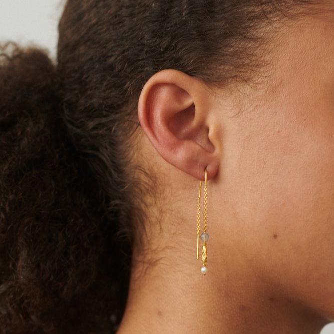 Pernille Corydon Soft Sky Kaedeøreringe forgyldt vist på øre med detaljer og perle. Model E-355-GP