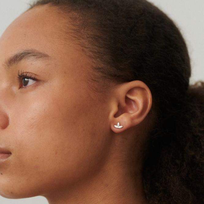 Pernille Corydon Whisper sølv ørestikker vises båret på øre, minimalistisk og elegant. Model E-313-S-1