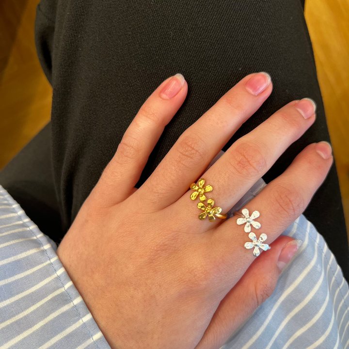 Pernille Corydon Wild Poppy forgyldt ring bæres på finger, blomstret detalje, Model R-364-GP-001