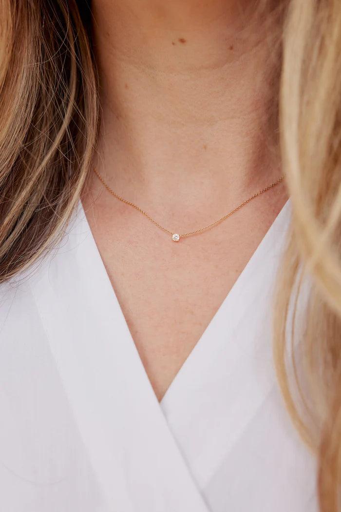 ro copenhagen floating diamond 0.103 emily salomon halskæde i guld på model, elegant og enkel stil. Model N110Y102-001