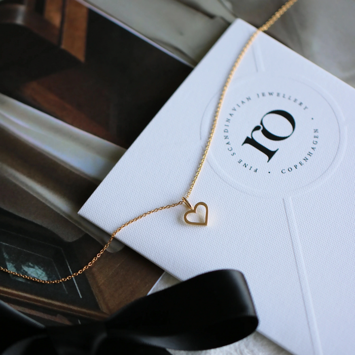 ro copenhagen symbols open heart vedhæng 18 kt guld, elegant hjertemotiv på kæde, Model p111y107-2
