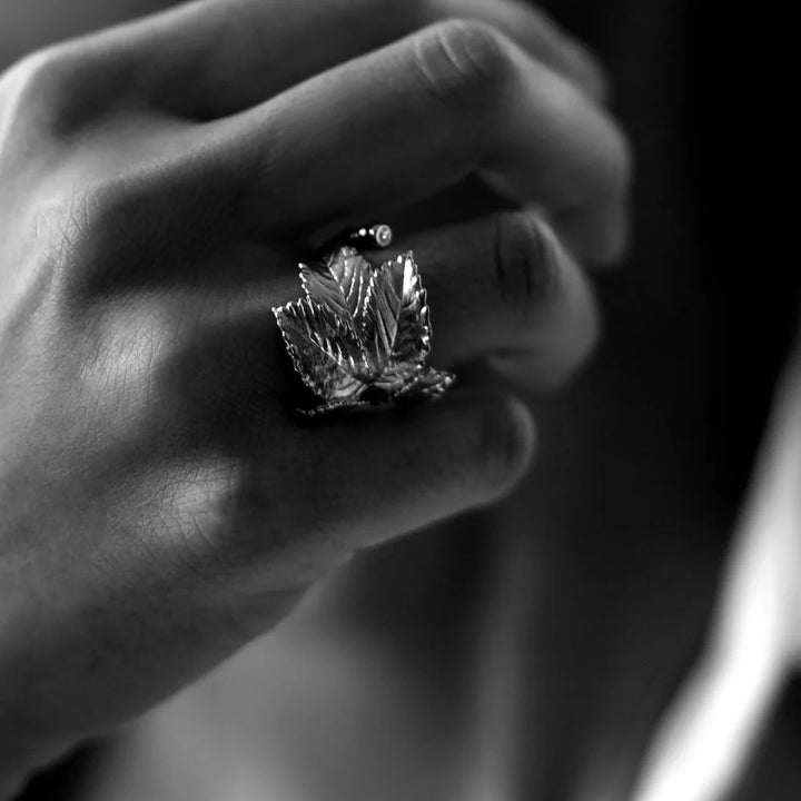 Flora Danica Rosenblad Statement Ring – Sølvring med Diamant – produktbillede 2