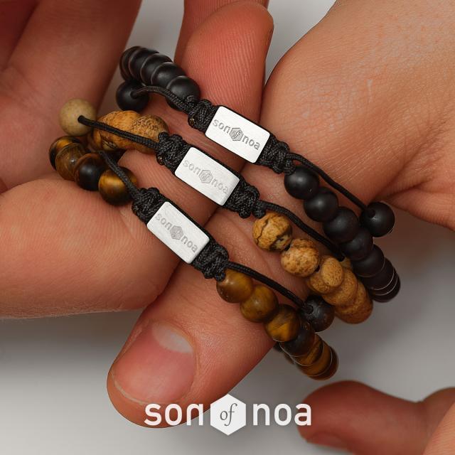son of noa stenarmbånd med matte og brune perler og sølvdetaljer på hånden. Model 80980010000