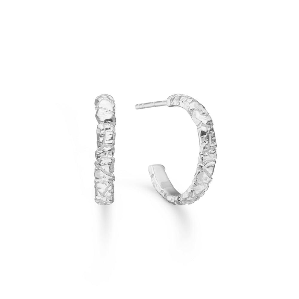 Studio Z Bigger Elemet sølv øreringe i hamret stil på hvid baggrund. Model 7110802-7110802-1