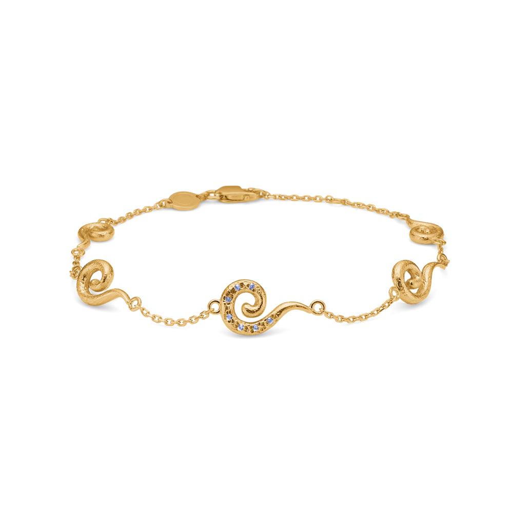 Studio Z Curiosity forgyldt armbånd m. blå zirkonia i elegant snoet design på hvid baggrund. Model7257871-1