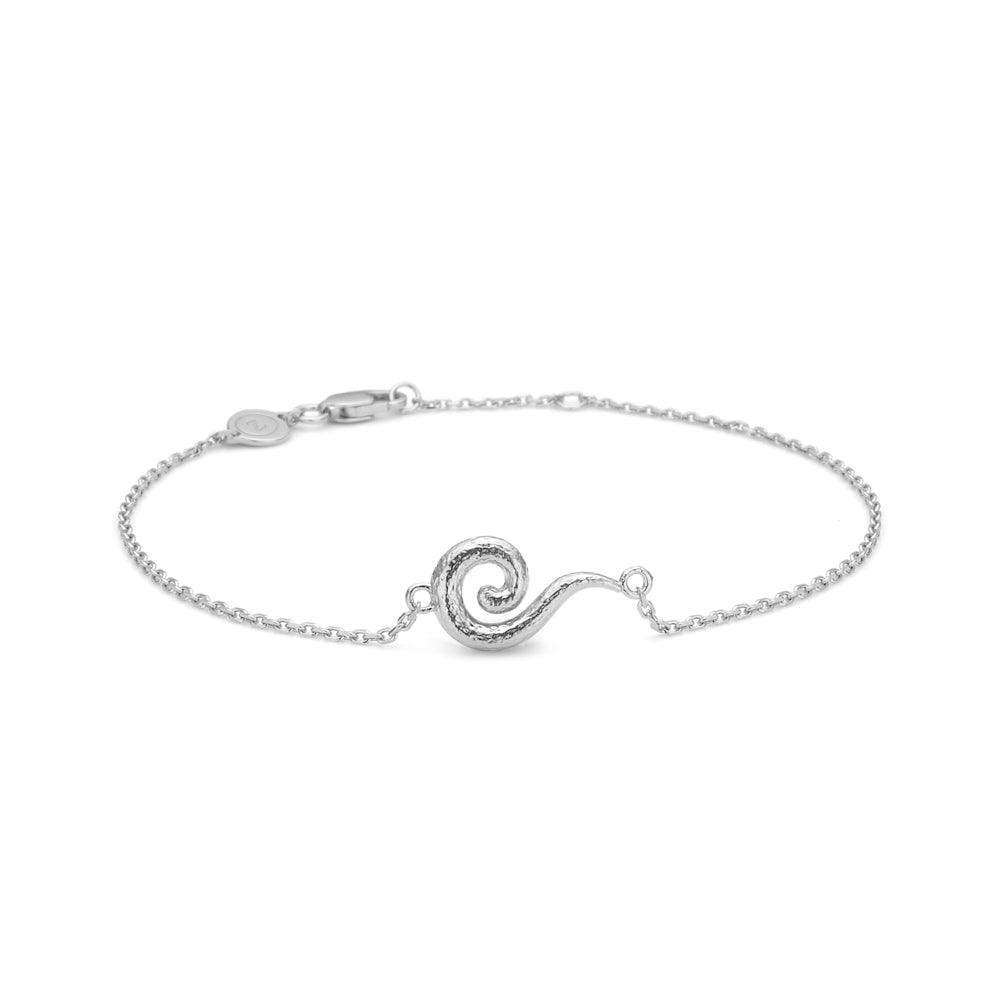 Studio Z Curiosity Solv Armband med elegant spiral vedhæng i sølv på hvid baggrund. Model 7150870-1