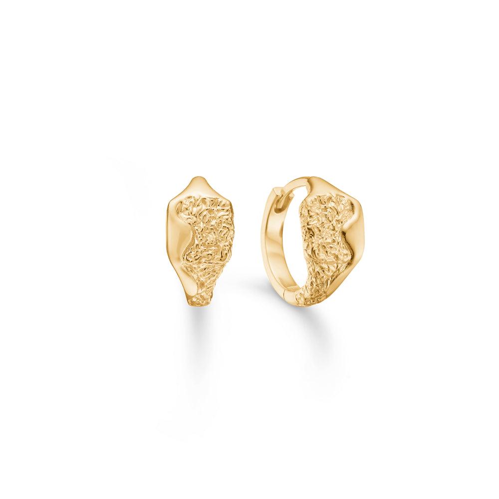 Studio Z Edge forgyldte creoler med unik, rå overflade i gyldent metal. Model 7210891.