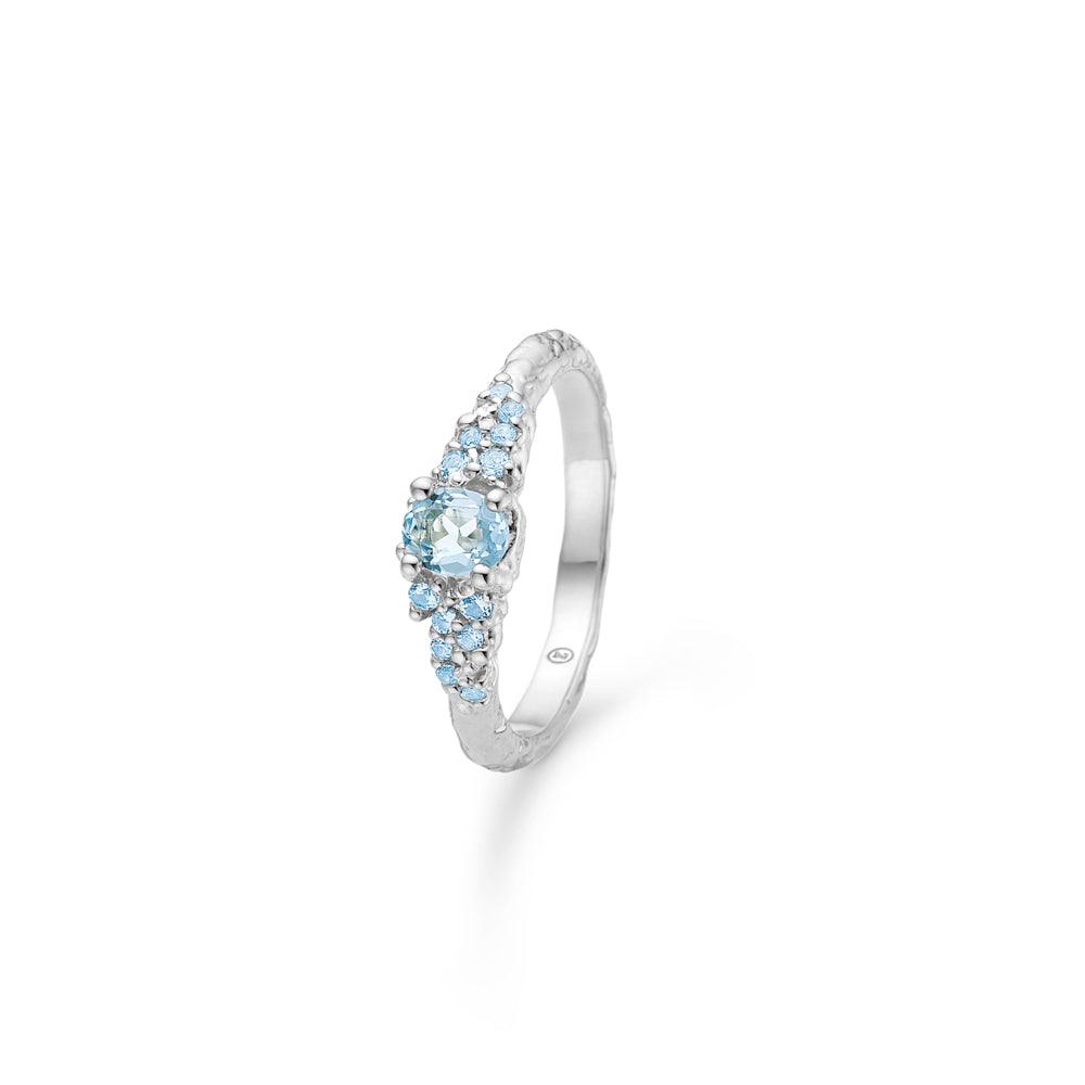 studio-z-fragments-solv-ring-m-bla-zirkonia viser en sølvfarvet ring med lyseblå zirkonia, stilfuldt placeret i et enkelt produktfoto, Model7147861-001-1.