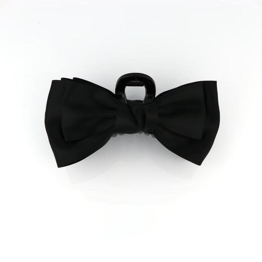 Studio Z Harklemme Satin Sløjfe Black, sort hårklemme med stor satin sløjfe, set forfra. Model 7980020-1.
