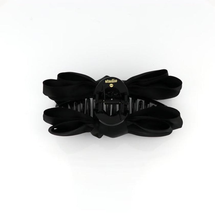 studio-z-harklemme-satin-slojfe-black i blank sort plast med satin sløjfe, set oppefra. Model 7980020-2