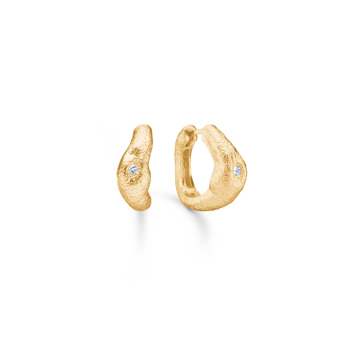 Studio Z Lumi Creol i forgyldt sølv med struktureret overflade og lille klar sten, Model 7217940-1.