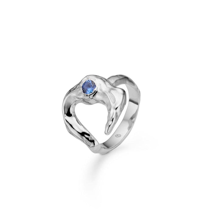 studio-z-lunar-solv-ring-m-bla-zirkonia viser en sølvfarvet ring med blå zirkonia, organisk form. Model 7147881-001