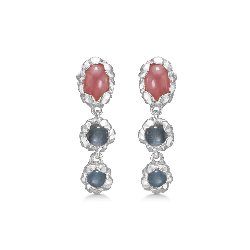 Studio Z Magma Oroeringe med sølvramme, rød sten i toppen og to grå sten, Model 7117834-1.