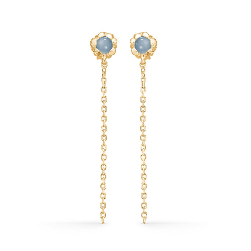 Studio Z Magma Ørestikker m. blå zirkonia viser elegante ørestikker i guld med blå sten og lange kæder. Model 7217868-1