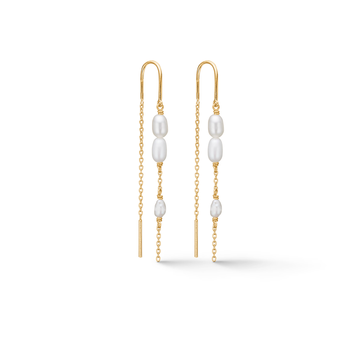 Studio Z Perma Øreringe i sølv forgyldt med hvide ferskvandsperler på lange, tynde kæder. Model 7203935-1