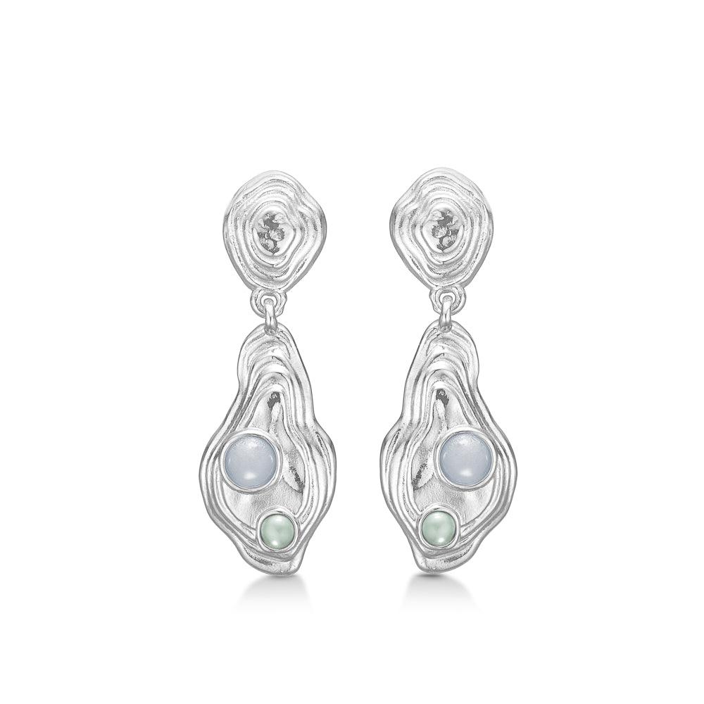 Studio Z Shell Øreringe med unikt sølvlook og farvede sten, organisk design. Model 7117828-1