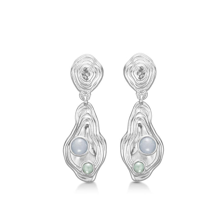 Studio Z Shell Øreringe med unikt sølvlook og farvede sten, organisk design. Model 7117828-1