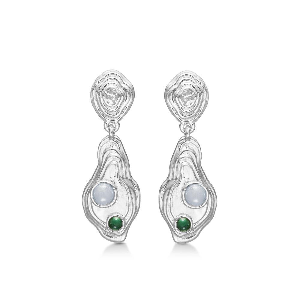 Studio Z Shell Øreringe, sølvfarvede øreringe med mønster og to runde sten, model 7117836-1.