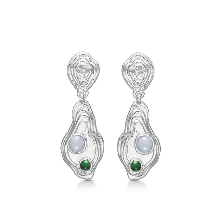 Studio Z Shell Øreringe, sølvfarvede øreringe med mønster og to runde sten, model 7117836-1.