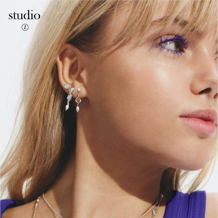 studio-z-solv-curiosity-orehaenger vist på model med perler og sølvdetaljer, Model7113870-2