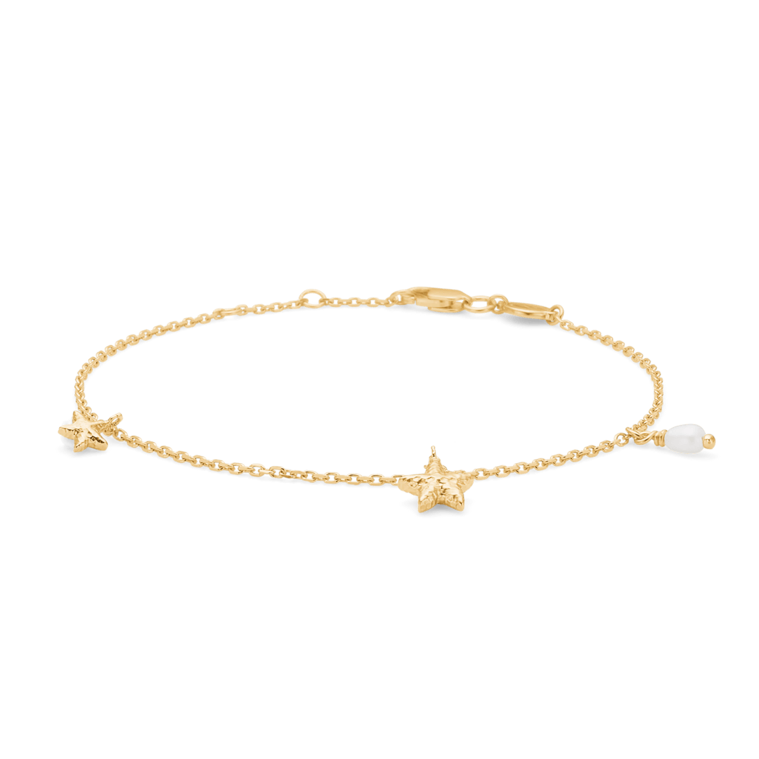 Studio Z Starfish Lustre forgyldt søstjerne armbånd med to søstjerner og en hvid perle på en tynd kæde. Model 7253903-1