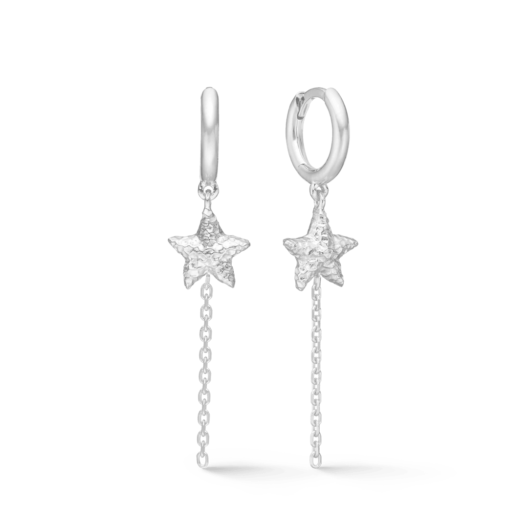 Studio Z Starfish Lustre Sølv Creol med søstjerne viser et par runde sølvøreringe med stjernevedhæng og kæde, Model 7110903-1.