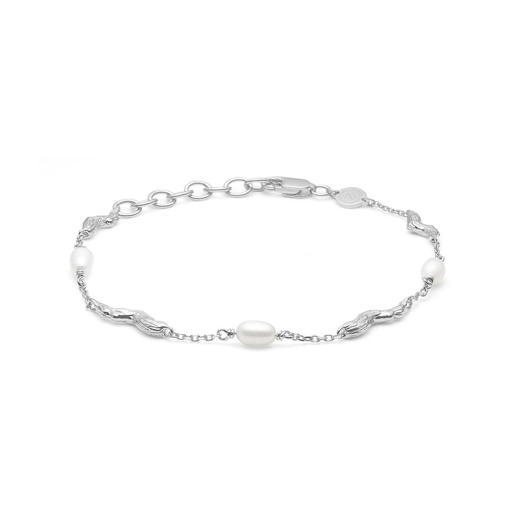 Studio Z Tangled Armband med sølvkæde, snoede links og hvide ferskvandsperler. Model 7153825-1