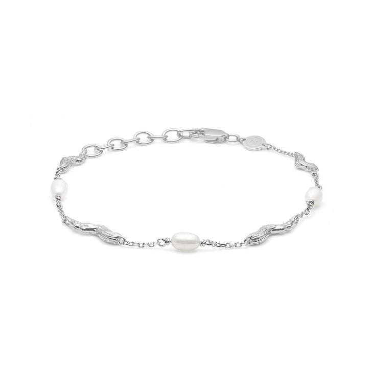 Studio Z Tangled Armband med sølvkæde, snoede links og hvide ferskvandsperler. Model 7153825-1
