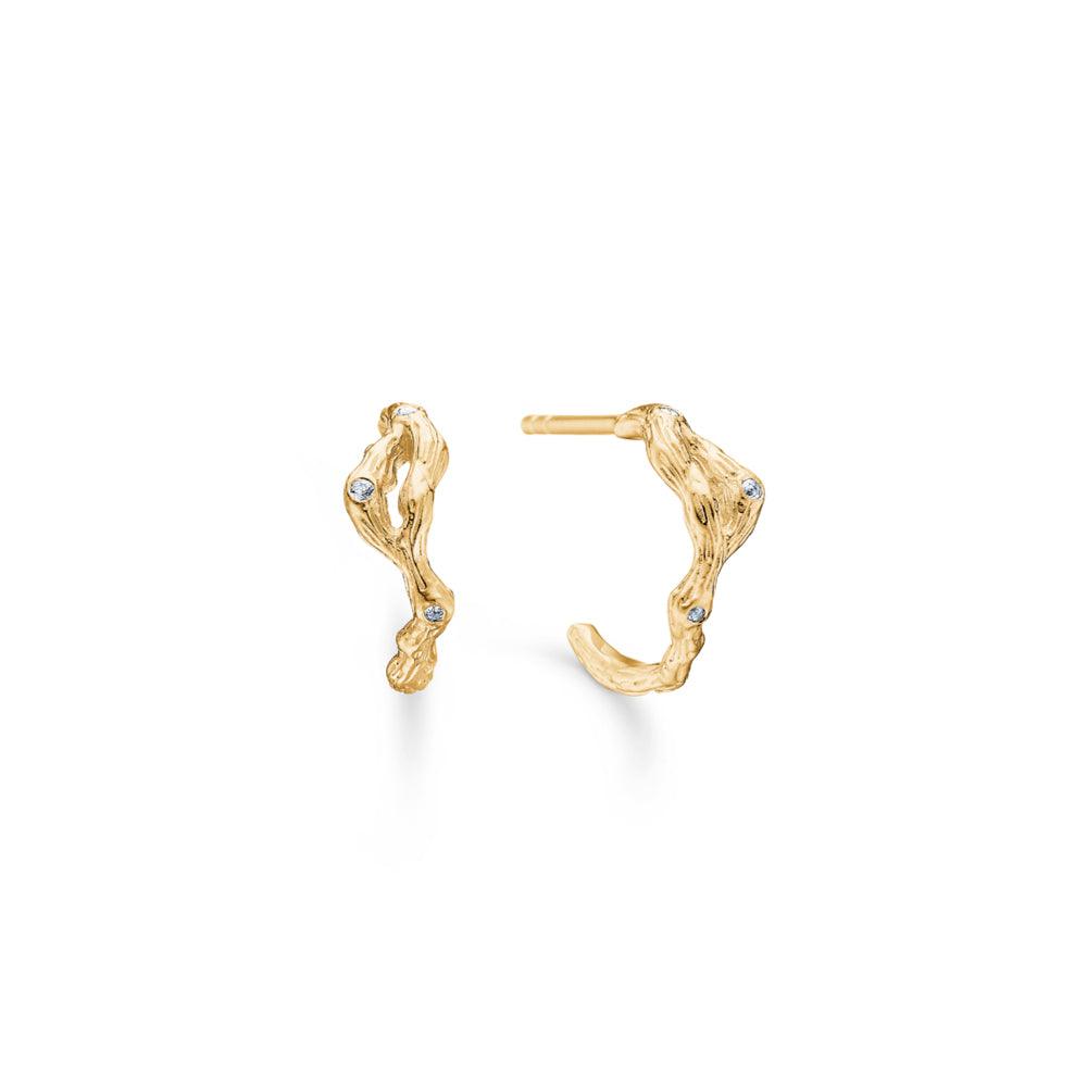 Studio Z Tangled Creol øreringe i mat forgyldt look med små klare sten på hvid baggrund. Model 7217804-7217804-1