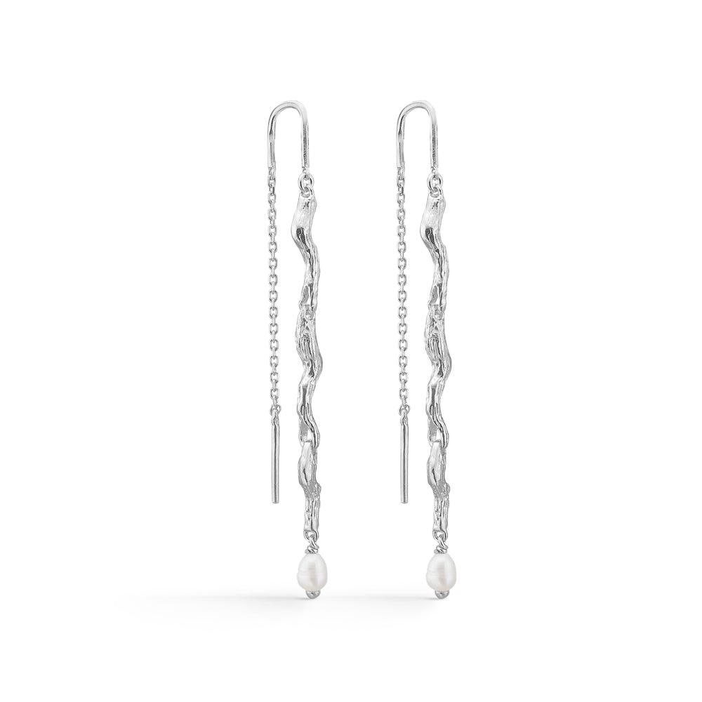studio-z-tangled-orehaenger-solv-m-perler viser lange sølv øreringe med snoet design og hvide perler. Model 7103826-1