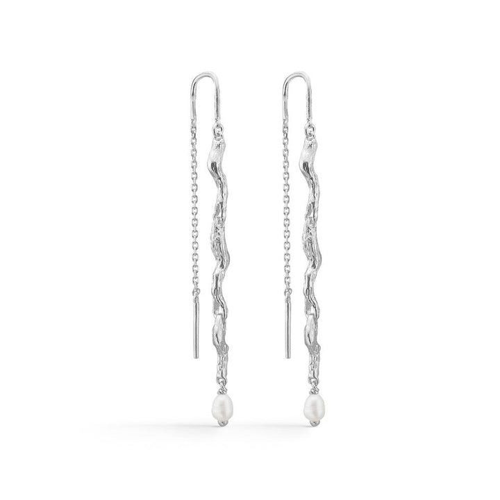 studio-z-tangled-orehaenger-solv-m-perler viser lange sølv øreringe med snoet design og hvide perler. Model 7103826-1