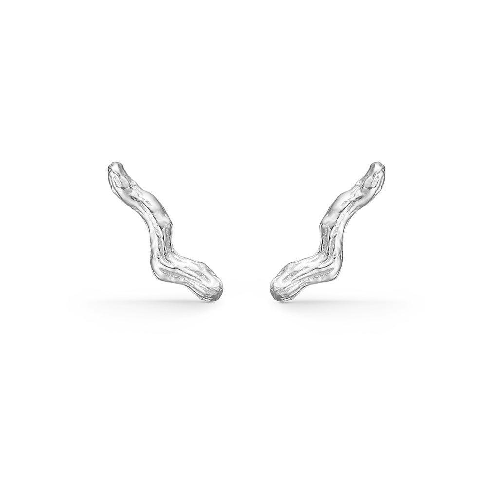 Tangled Orestik, sølvfarvede organiske øreringe i unik form på hvid baggrund. Model 7110814.