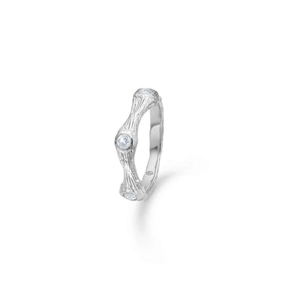 Studio Z Tangled Ring med tekstureret sølv og indfattede sten på hvid baggrund. Model 7147814-001.