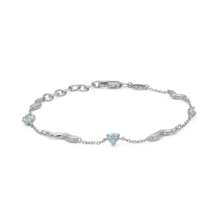 studio-z-tangled-solv-armband-m-bla-og-rosa-zirkonia viser et slankt sølvarmbånd med blå og rosa zirkonia. Model 7157847-1