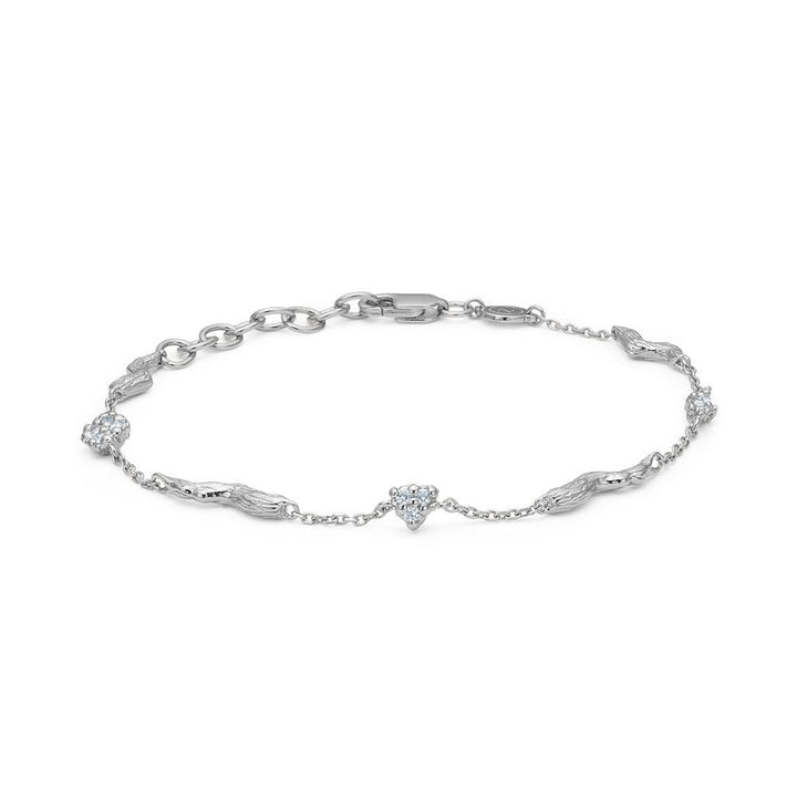 Studio Z Tangled Solv armbånd med zirkonia viser et elegant sølv armbånd med klare sten, Model 7157845-1.