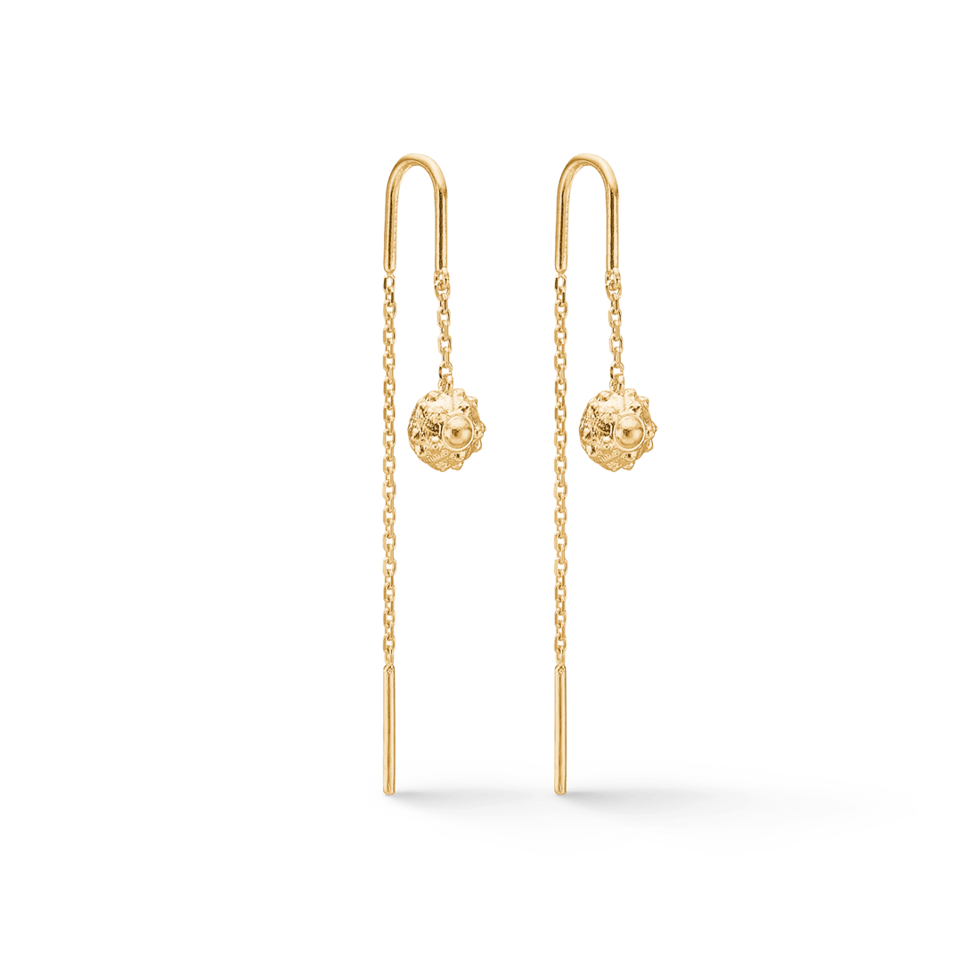 Studio Z Urchin Elegance Forgyldt Ørehænger med lange kæder og kugle vedhæng i guld. Model 7200915.