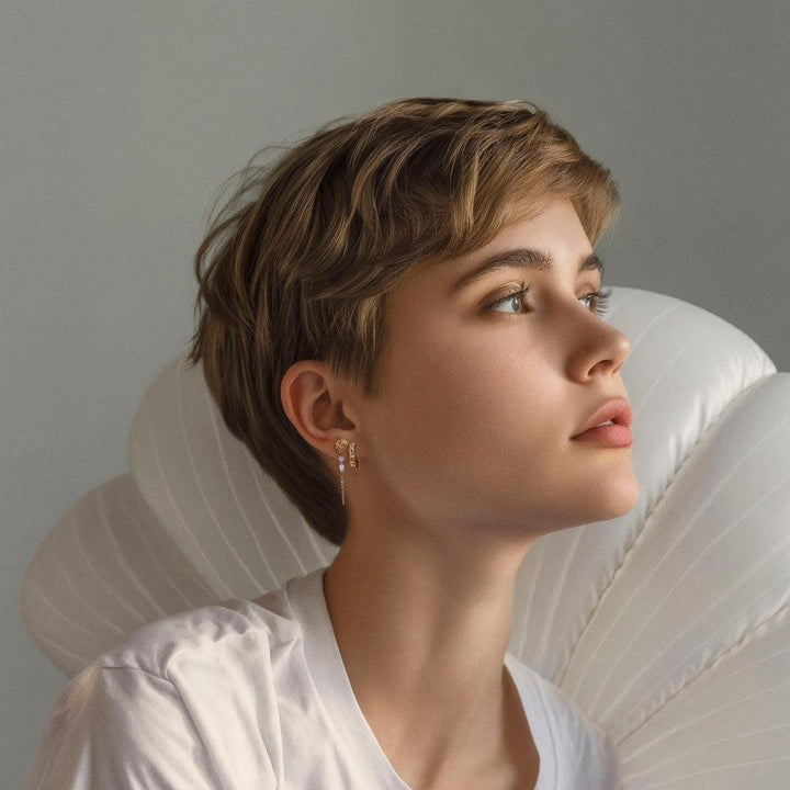 studio-z-urchin-elegance-forgyldte-orehaenger-med-perler vist på model, gyldne farver og elegant design, Model 7217920-2