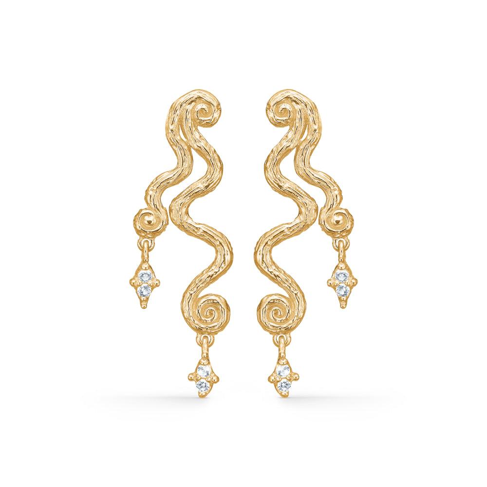 Studio Z Wave-øreringe m. zirkonia i guld-look med unikke snørklede former og klare sten. Model 7217856-1.