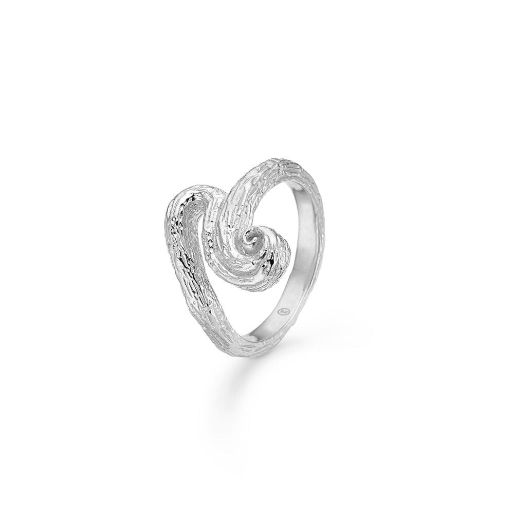 studio-z wave ring i sølv med skulpturel, bølget form og rå overfladestruktur. Model 7140845-001