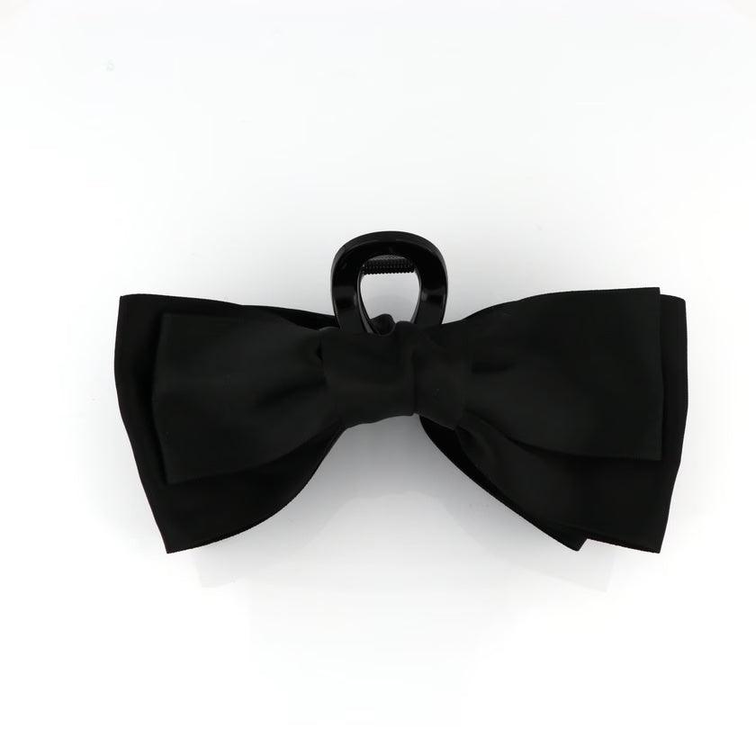 Studio Z XL Hårklemme Satin Sløjfe Black viser elegant sort satin sløjfe på stor hårklemme. Model7980021-1