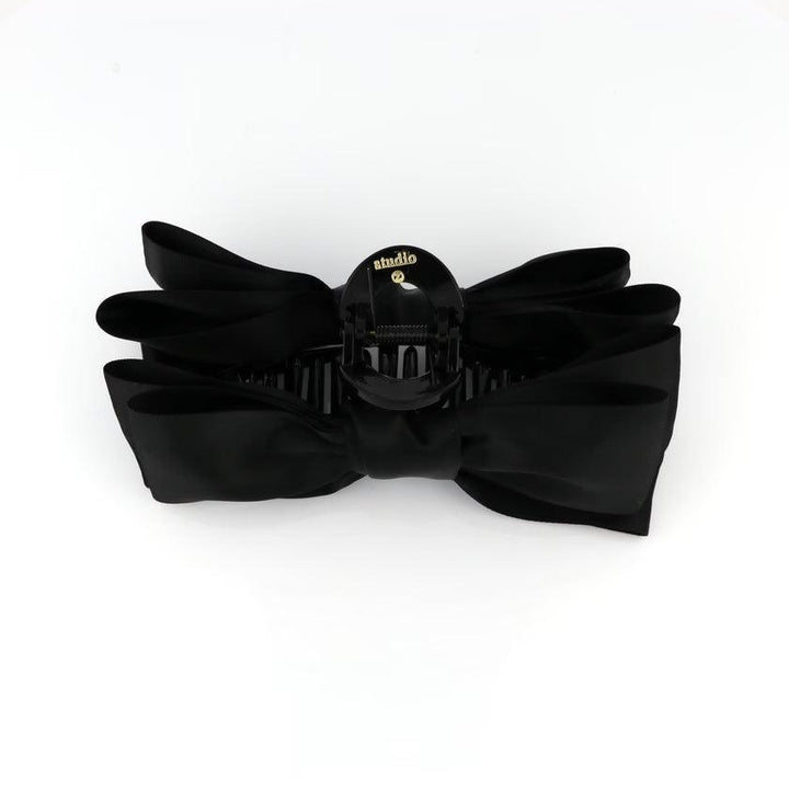 Studio Z XL Hårklemme Satin Sløjfe Black med stor sort sløjfe i satin, set forfra. Model 7980021-2