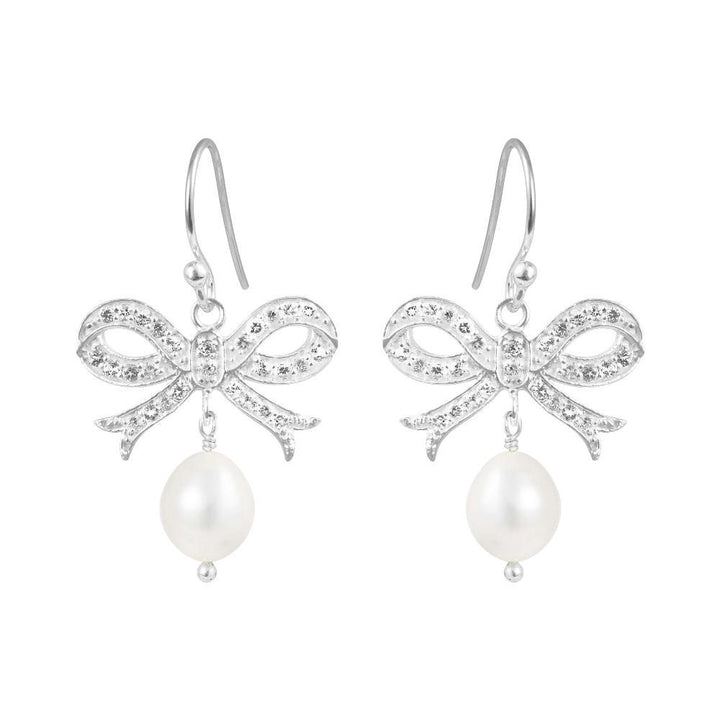 Susanne Friis Bjørner sølv øreringe med sløjfe og hvid perle, frontvisning. Model 5067-1-900-1.