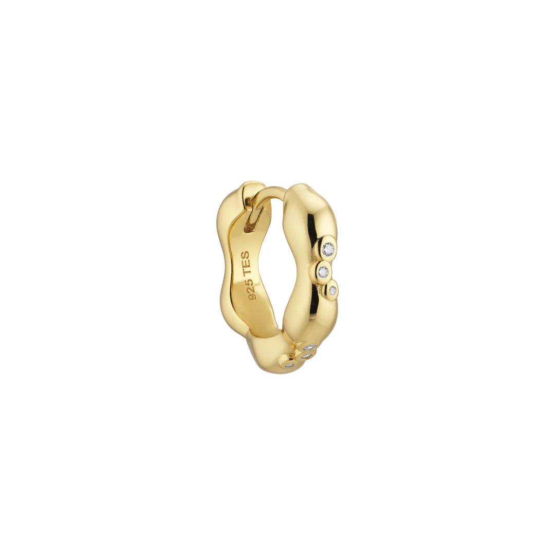 Trinity Huggie elegant ørering i blankt forgyldt metal med små klare sten, model FW2411-1.