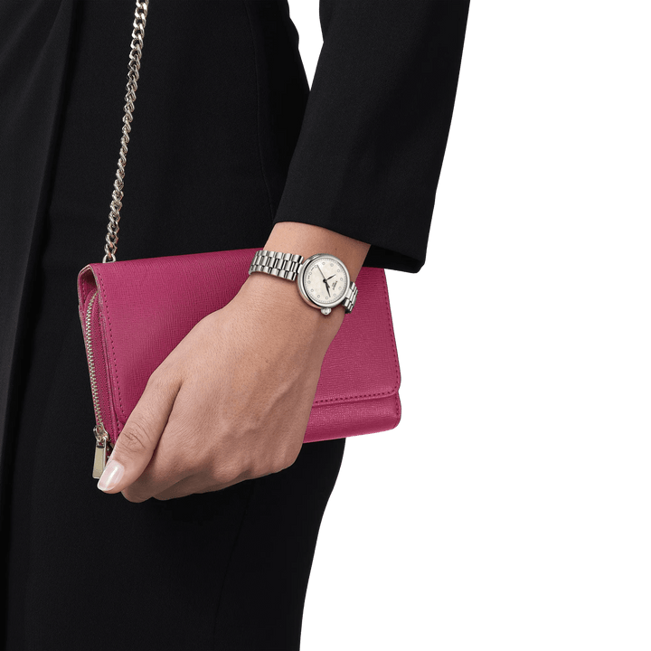 Tissot Desir 28mm perlemorskive and diamanter vist på håndleddet, sølv urrem, elegant look. Model T1520101111600